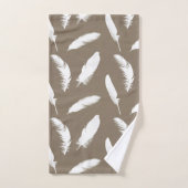 Witte veren op Taupe Tan Bad Handdoek (Handdoek)
