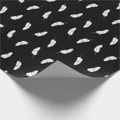 Witte veren op zwart cadeaupapier (Hoek)