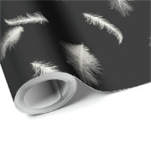 Witte veren op zwart cadeaupapier (Rol Hoek)
