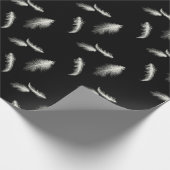 Witte veren op zwart cadeaupapier (Hoek)