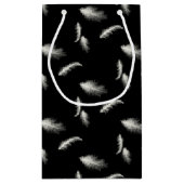 Witte veren op zwart klein cadeauzakje (Achterkant)