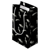 Witte veren op zwart klein cadeauzakje (Voorkant Gekanteld)
