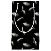 Witte veren op zwart klein cadeauzakje (Voorkant)