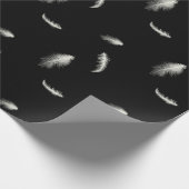 Witte veren op zwart omslagpapier cadeaupapier (Hoek)