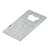 Witte verf, in cache geplaatst en gehakt creditkaart flessenopener (Voorkant Gekanteld)