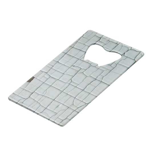 Witte verf, in cache geplaatst en gehakt creditkaart flessenopener (Voorkant Gekanteld)