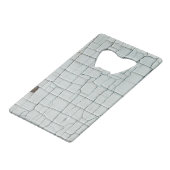 Witte verf, in cache geplaatst en gehakt creditkaart flessenopener (Achterkant Gekanteld)