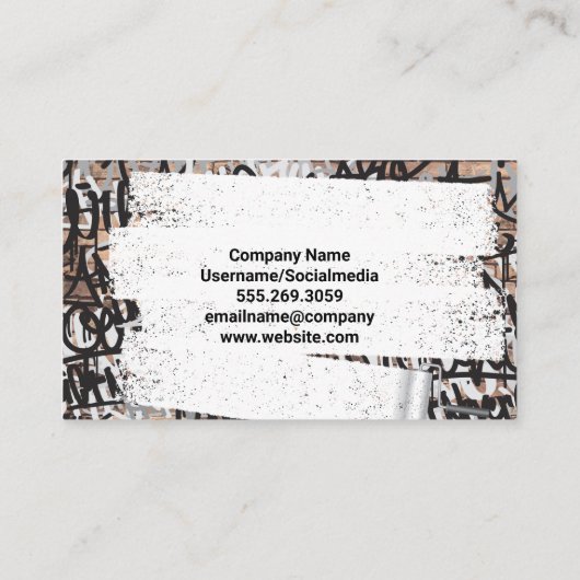 Witte verf over graffiti bakstenen muur visitekaartje (Achterkant)