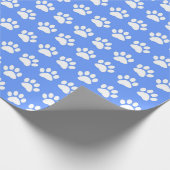 Witte verfafdrukken op lichtblauwe achtergrond cadeaupapier (Hoek)