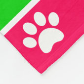 Witte verfdrukken op roze met een groene, aangepas fleece deken (Hoek)