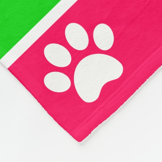 Witte verfdrukken op roze met een groene, aangepas fleece deken (Hoek)