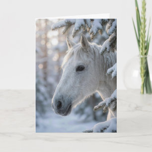 Witte verjaardags paard in besneeuwde pijnboom kaart