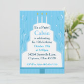 Witte verjaardagstaart op blauw kaart (Staand voorkant)