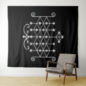 Witte Veve van Ogoun op Zwart Wandkleed (In Situ (horizontaal))