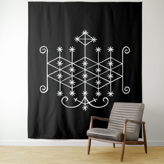 Witte Veve van Ogoun op Zwart Wandkleed (In situ)