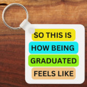 Witte vierkante sleutelhanger SO_THIS_IS_HOW_BEING (Voorkant)