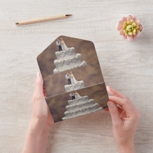 Witte vijf-tier bruidstaart met bruidspaar, all in one uitnodiging