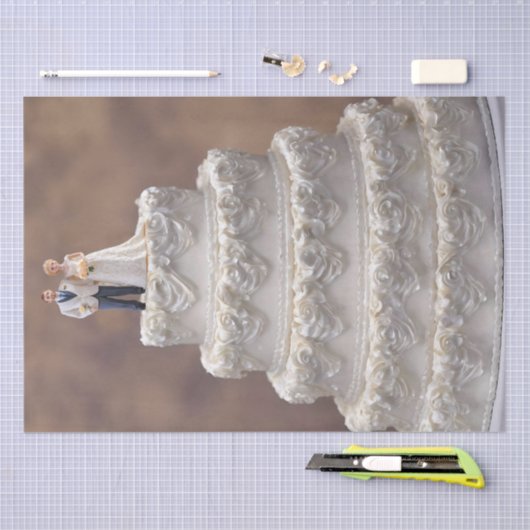 Witte vijf-tier bruidstaart met bruidspaar, tissuepapier (Craft)