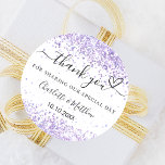 Witte violette lavendel bruiloft bedankt ronde sticker<br><div class="desc">Een stijlvolle witte achtergrond met paarse confetti. Personaliseer en voeg uw namen en trouwdatum toe. Met de tekst: Bedankt voor het delen van onze speciale dag.</div>