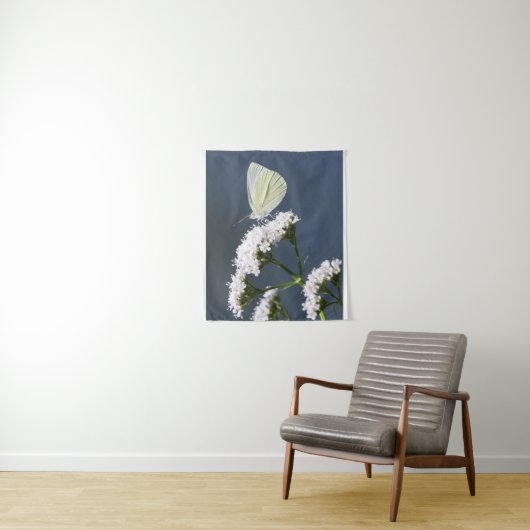 Witte vlinder op bloemen wandkleed (In situ)