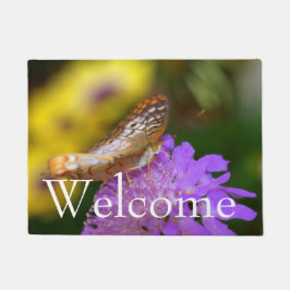 Witte vlindervlinder op paarse bloei deurmat