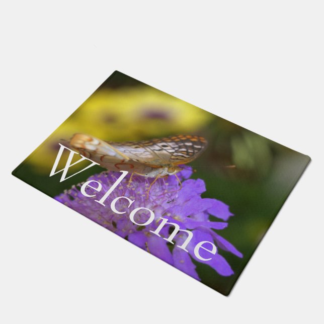 Witte vlindervlinder op paarse bloei deurmat (Schuin)