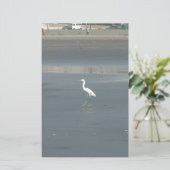 Witte vogel op grijs zand strand art print briefpapier (Staand voorkant)
