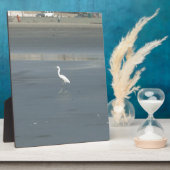 Witte vogel op grijs zand strand art print fotoplaat (Zijkant)