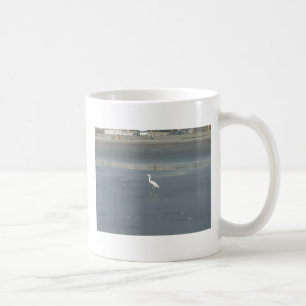 Witte vogel op grijs zand strand art print koffiemok