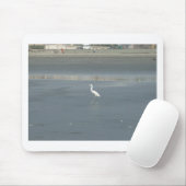 Witte vogel op grijs zand strand art print muismat (Met muis)