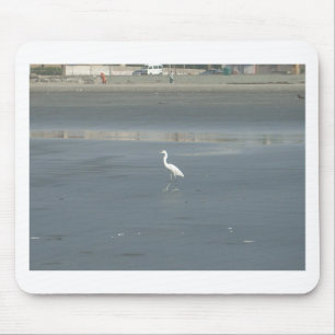 Witte vogel op grijs zand strand art print muismat