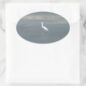 Witte vogel op grijs zand strand art print ovale sticker (Tas)