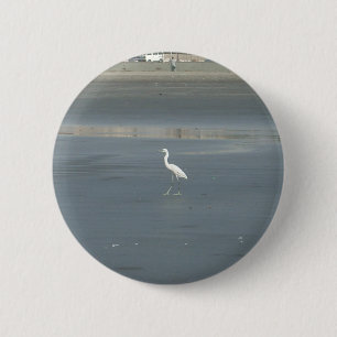 Witte vogel op grijs zand strand art print ronde button 5,7 cm