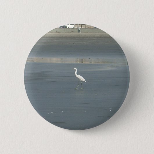 Witte vogel op grijs zand strand art print ronde button 5,7 cm (Voorkant)