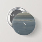 Witte vogel op grijs zand strand art print ronde button 5,7 cm (Voorkant /achterkant)