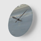 Witte vogel op grijs zand strand art print ronde klok (Hoek)
