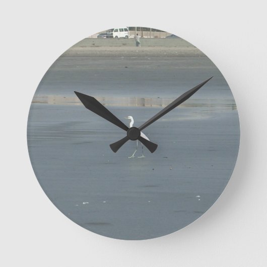 Witte vogel op grijs zand strand art print ronde klok (Voorkant)