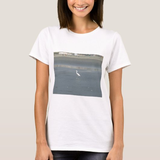 Witte vogel op grijs zand strand art print t-shirt (Voorkant)