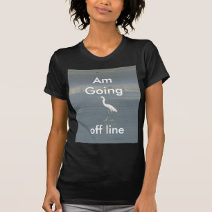 Witte vogel op grijs zand strand art print t-shirt
