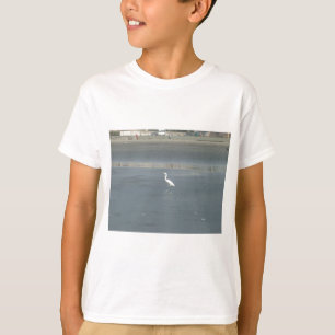 Witte vogel op grijs zand strand art print t-shirt