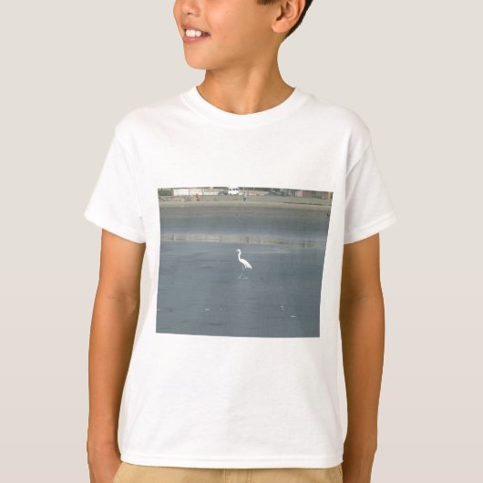 Witte vogel op grijs zand strand art print t-shirt (Voorkant)