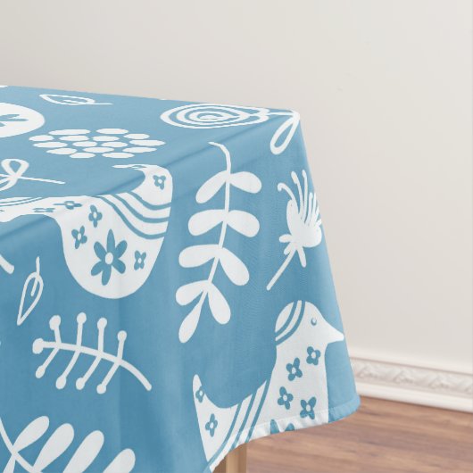 Witte vogels en bloemen op blauw tafelkleed (Voorbeeld)