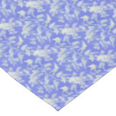 Witte vogels en bloemen op blauw tafelkleed (Gekanteld)