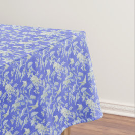 Witte vogels en bloemen op blauw tafelkleed