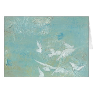 Witte vogels vliegen door de blauwe hemel