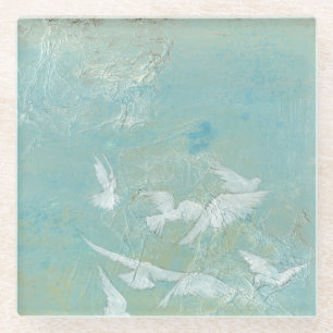 Witte vogels vliegen door de blauwe hemel glazen onderzetter