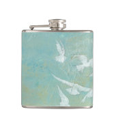 Witte vogels vliegen door de blauwe hemel heupfles (Voorkant)