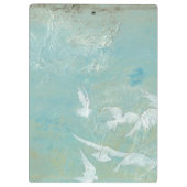 Witte vogels vliegen door de blauwe hemel klembord (Achterkant)