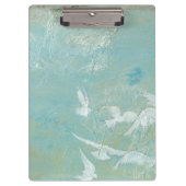 Witte vogels vliegen door de blauwe hemel klembord (Voorkant)