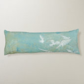 Witte vogels vliegen door de blauwe hemel lichaamskussen (Achterkant)